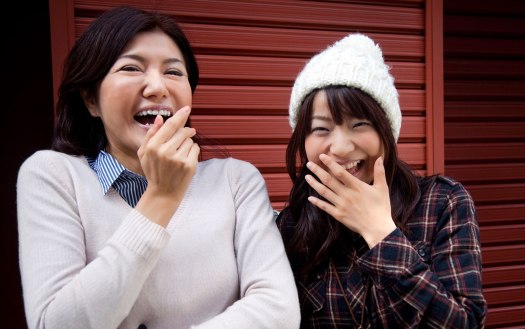 どうして日本人女性って笑う時に手で口を押さえるの？